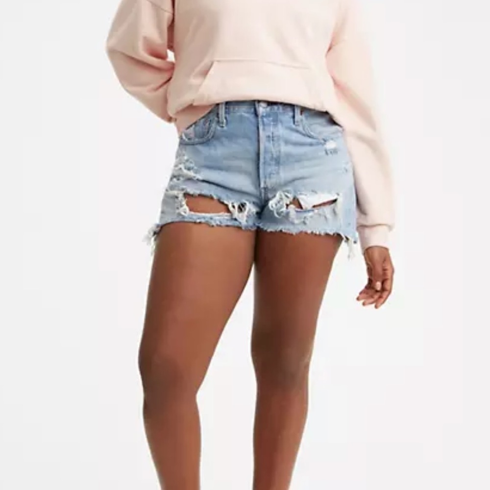 Levi 501 shorts in fault line - medium wash